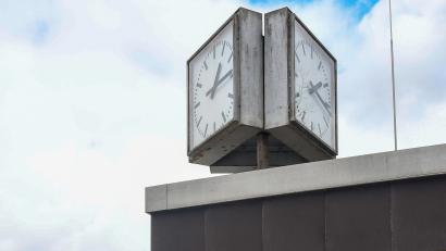 Archivbild: Petra Hartl
Unser Archivbild zeigt die analoge Uhr am Dach des Bademeisterhauses vor dem Abriss. Hunderte Waldbadbesucher wünsche sie sich zurück, weil sie im Vergleich zur neuen, digitalen Anzeige Vorteile bietet.