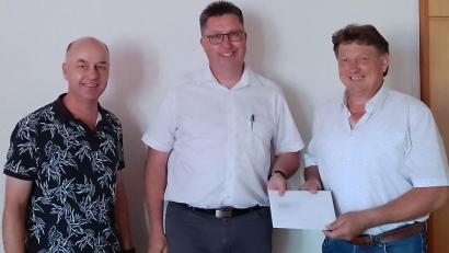 Bild: Gemeinde Schmidgaden
Die Gemeinde Schmidgaden hat eine Spende von 5000 Euro von der „Karl- und Margaretha-Röhl-Stiftung“ für die Kinder- und Jugendarbeit erhalten.
