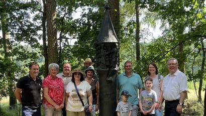 Bild: Thomas Schuster
Die Bruder-Klaus-Dorothee-Stele wird in der Begegnungsstätte Johannisthal aufgestellt. Das Bild zeigt die Helfer mit Familien.