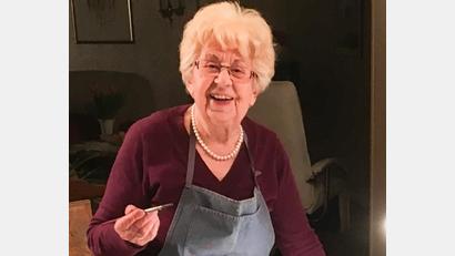 Bild: Irmgard Claußen
Hanna Kosse in ihrem Element: Am 11. Juli präsentiert die Künstlerin eine Reihe ihrer Aquarelle in den Räumen des CZA. Der Erlös des Abends geht an einen guten Zweck.
