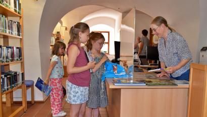 Bild: hdk
Gerne kommen die Schüler von der nahen Grundschule Königstein zur Ausleihe bei Büchereileiterin Maria Klobes-Martin.