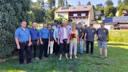 Bild: Renate Weigl
Max Gmeiner (vorne, Mitte) freut sich mit seiner Frau Angela über die vielen Gratulanten zu seinem 75. Geburtstag.