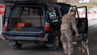 Bild: Sgt. Jonathan Perdelwitz
Kontrolle am Übungsplatz Grafenwöhr. Die US-Armee fordert ihre Angehörigen zu mehr Wachsamkeit auf.