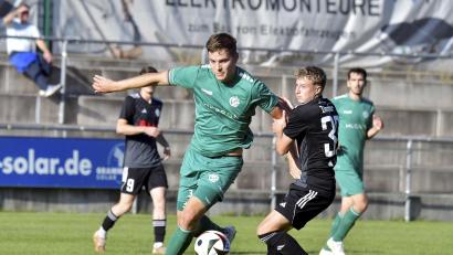 Archivbild: Hubert Ziegler
Fabian Vogl (links) und Co. haben an das letzte Heimspiel gegen den SV Fortuna Regensburg keine guten Erinnerungen, da setzte es in der vergangenen Saison eine 1:5- Heimniederlage. Im Pokal am Samstag will es die DJK Gebenbach besser machen.