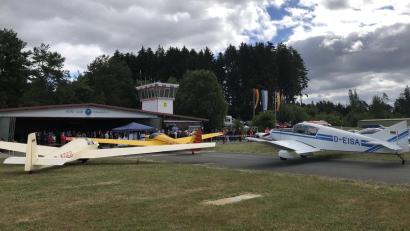 Archivbild: Gerhard Döhrling/exb
Der Aero-Club Erbendorf und der Segelflugverein Grafenwöhr, die seit 40 Jahren gemeinsam in Erbendorf fliegen, laden am 13. Juli wieder zum Flugplatzfest ein.