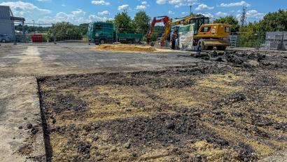 Bild: Stephan Huber
Anfang Juli haben am Kurz-Standort in der Eisenhämmerstraße die Arbeiten begonnen: Bis Mai 2026 soll hier eine Power-to-Heat-Anlage errichtet werden, die Solarstrom aus dem Solarpark "Striegel" in Hochtemperaturwärme umwandelt.