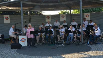 Bild: dob
Einen heißen Sommerabend nutzte die Weidener Metro-Big-Band mit Sängerin Ines im Generationenpark und verbreitete eine vorgezogene Urlaubsstimmung.