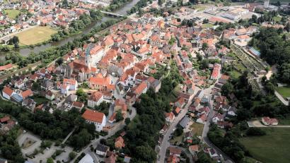 Luftbild: Alois Köppl
Für die beiden Sanierungsgebiete - historische Altstadt (links) und diesseits der Naab angrenzende Südstadt (oben rechts) - gilt die neue Erhaltungssatzung. Die neue Vorkaufsrechtssatzung bezieht sich nur auf die Südstadt.