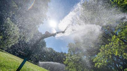 Symbolbild: Michael Kappeler/dpa
Vor dem Hintergrund der aktuellen Maßnahmen im Versorgungssystem der Stadt Waldsassen und der anhaltenden Trockenheit rufen die Verantwortlichen im Rathaus zum Wassersparen auf. So soll etwa die Bewässerung von Rasenflächen unterbleiben.