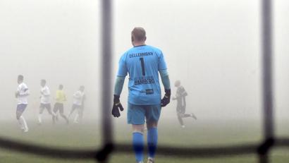 Archivbild: Hubert Ziegler
Torhüter Fabian Dellermann von Eintracht Bamberg konnte aufgrund des starken Nebels im Spiel gegen Gebenbach das gegenüberliegende Tor nicht mehr erkennen.