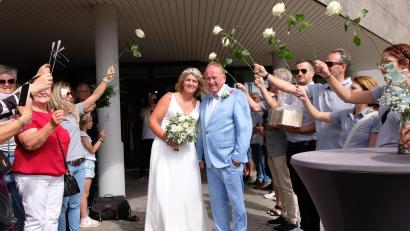 Bild: mab
Bettina und Rainer Hasenkopf haben geheiratet und wurden mit langem Spalier überrascht.