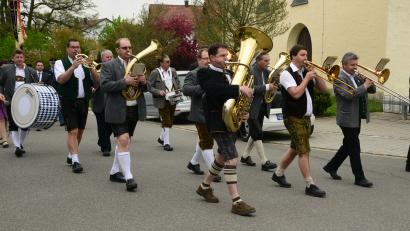 Archivbild: bey
Die Blaskapelle Oberwildenau begleitet viele Vereinsjubiläen musikalisch beim Kirchenzug.