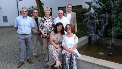 Bild: Hubert Uschald
Das Präsidium im Lions-Club Amberg-Sulzbach für das Amtsjahr 2025/26: Past-Präsidentin Christine Arnold und Präsidentin Patricia Pulkert (vorne von links). Dahinter von links: Michael Hemrich (Schatzmeister), Hans Frank (Mitgliedschaftsbeauftragter), Marita Sagstetter (2. Vizepräsidentin), Johannes Blohm (Clubmaster) und Stefan Huber (Sekretär).
