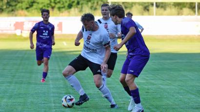 Bild: Dieter Jäschke
Torjäger Nico Argauer (am Ball, gegen Kareths Emil Simon) und der SC Luhe-Wildenau zogen gegen den TSV Kareth-Lappersdorf den Kürzeren.