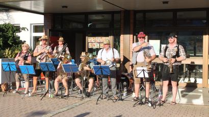 Bild: pi
"D'Woihauser Straßenmusikanten" kommen mit ihren Liedern bestens an.