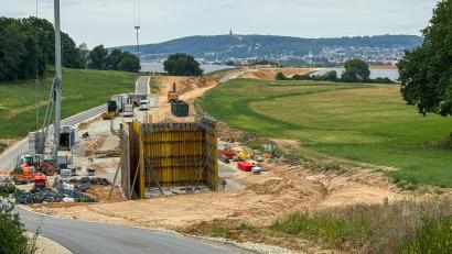 Bild: Petra Hartl
Zwischen Haselmühl und Köfering, wo gerade ein Abschnitt der Kümmersbrucker Westumgehung entsteht, plant die Firma Greenovative eine Freiflächen-Photovoltaikanlage zu beiden Seiten der Straße.