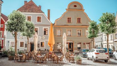 Bild: Michael Golinski, Stadt Amberg
Der Salzstadelplatz in Amberg lädt nach einer Umgestaltung wieder zum Verweilen ein. Die Bäume – vier Platanen – sind ein zentrales Element des Platzes.