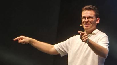 Bild: Matthias Vieweger
Martin Frank machte das Tabu zur Tugend: Damit seine Gesangs-Einlagen in Marktredwitz authentischer wirkten, beauftragte der Kabarettist Zuschauer damit, an den schönsten Stellen der Lieder immer zu niesen und zu husten.