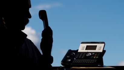 Bild: Julian Stratenschulte/ dpa
Im Landkreis Wunsiedel häufen sich Fälle von Enkeltrickbetrug am Telefon. Die Polizei warnt vor den Betrügern.