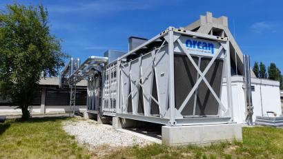 Bild: Saskia Burzynski
Eine neue Anlage neben der Kristiallglasfabrik in Amberg erzeugt mit der Abwärme aus der Glaskathedrale Strom, der nicht eingespeist, sondern direkt im Werk verbraucht wird.