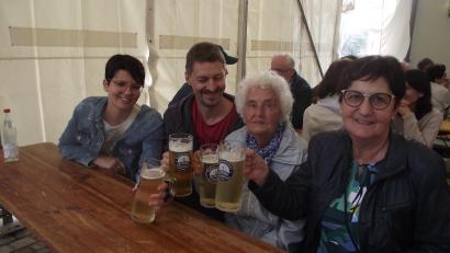 Bild: ror
Barbara Herrmann (Mitte) aus Muglhof feierte ihren 95. Geburtstag. Die Aufnahme stammt aus dem vergangenen Jahr, als sie zusammen mit ihrer Tochter, der Enkelin und dessen Mann das Muglhofer Dorffest besuchte.