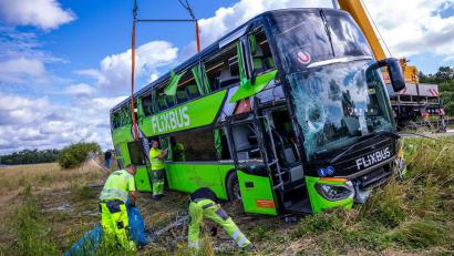 Bild: Jens Büttner/dpa
Per Kran sollte der verunfallte Bus geborgen werden.