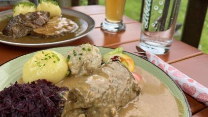 Bild: Birgit Schultes/exb
Die Gaststätte Mesnerhaus am Armesberg lädt mit einer gemütlichen Terrasse und leckeren Gerichten zum Verweilen ein. Das Team um Wirtin Birgit Schultes setzt auf ein Selbstbedienungskonzept: Die Gäste können Essen und Getränke ordern und werden dann benachrichtigt, wenn sie die Bestellung abholen können.