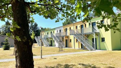 Bild: Gabi Schönberger
Vor einem Jahr wurde das Ursula-Barrois-Haus in der Schustermooslohe eingeweiht. Für Wohnungslose bietet die neue Unterkunft eine menschenwürdige Unterbringung. Das erleichtert auch die Arbeit der Betreuer vor Ort.