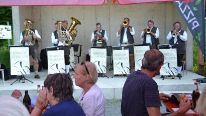 Bild: gi
Die Serenadenreihe im Rahmen des Moosbacher Musiksommers setzte die „Böhmische Blechblous´n“ fort und erntete viel Beifall.