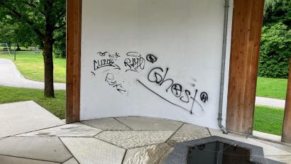 Bild: PI Bad Kötzting
Zwei 14-jährige Schüler aus Bad Kötzting haben gestanden, im Kurpark Sachbeschädigungen begangen zu haben. Die Polizei ermittelte die beiden Täter schnell.