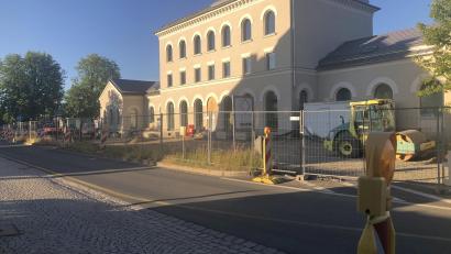 Bild: wro
Eigentümer des 1882 erbauten Bahnhofsgebäudes ist die Marktgemeinde Wiesau. Derzeit wird die Idee "Kulturbahnhof" verwirklicht.