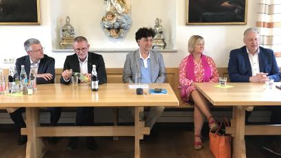 Bild: mma
Wie geht es mit den Pfarreien ohne Pfarrer weiter? Diakon Peter Nickl, Dekan Thomas Vogl, Professor Veit Neumann, Martha Bauer und Landrat Richard Reisinger stellten sich der Diskussion.
