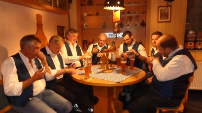 Bild: amö
Eine Prise „Schmai“ in geselliger Runde im Vereinslokal „Hexenhäusel“ schmeckt den Mitgliedern des Schnupferclub Dieterskirchen immer.
