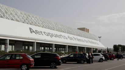Bild: Clara Margais/dpa
Medienberichten zufolge wurden mehrere Menschen an Bord eines geparkten Passagierjets verletzt, als die Maschine wegen eines kleineren Brandes an Bord geräumt werden musste.