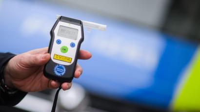 Symbolbild: Julian Stratenschulte/dpa
Der Mann verweigerte in Niederbayern einen Atemalkoholtest.