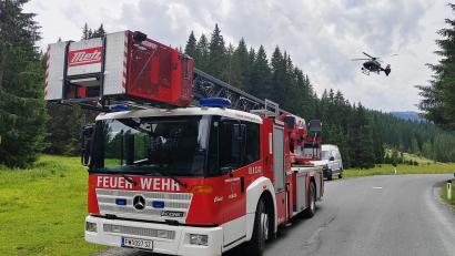 Bild: -/News5/dpa
Ein Einsatzfahrzeug der Feuerwehr steht in der Nähe der Absturzstelle eines Kleinflugzeugs im Gemeindegebiet von Krimml.