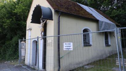 Bild: mrr
Aktuell ist die Schlossbergkapelle abgesperrt. In der Sitzung des Riedener Marktgemeinderates wurden die Gewerke für die Sanierung vergeben.