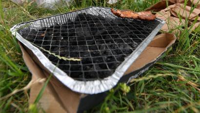 Bild: Hendrik Schmidt/dpa-Zentralbild/ZB
Der Absatz von Einweggrills hat stark zugenommen.