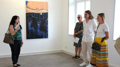 Bild: Hirsch
Künstlerin Camille Tsvetoukhine und Künstlerhausleiter Jürgen Dehm (von rechts) führen die Besucher durch die Kebbel Villa, die aktuell zwei Ausstellungen zeigt.