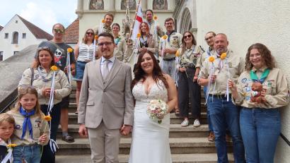 Bild: Kunz
Die Pfadfinder vom Stamm Thomas Morus gratulieren dem Brautpaar Nicola Lüttich und Verena Schlömmer auf der Treppe des Alten Rathauses.