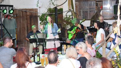 Bild: hdk
Eine tolle Stimmung im idyllischen Hinterhof des Gasthauses "Zum Hirschen" gab es, als in der lauen Sommernacht das Quintett "Petico Carmen" auftrat.