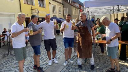 Bild: mzi
Das Bürgerfest ist eröffnet. Von links im weißen Stadtverbands-T-Shirt: Theo Schneider (2. Vorsitzender), Andy Deml (Redakteur des Stadtanzeigers), Stefan Kroher, Eugen Eckert (1. Vorsitzender) und Bürgermeister Joachim Neuß mit Schürze.