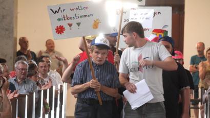 Bild: Hirsch
Mit Transparenten zogen die Darsteller des inklusiven Musicals in die voll besetzte Kirche in Wackersdorf ein.