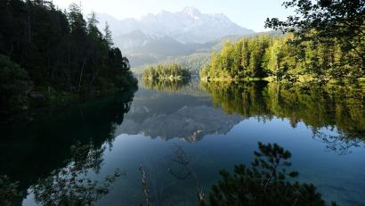 Archivbild: Angelika Warmuth/dpa
Im Eibsee wird nach einem untergegangenen Vater und seinem Sohn gesucht.