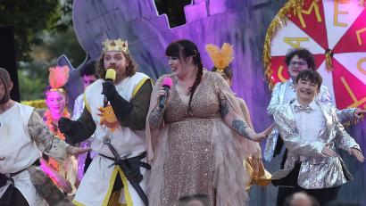 Bild: Hirsch
König Artus (Michael Zanner) singt und tanzt mit der "Fee aus dem See" (Stephanie Meier) und den Rittern der Tafelrunde.