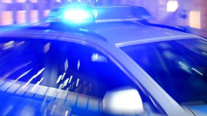 Symbolbild: Carsten Rehder/dpa
In Selb greifen mehrere Männer eine junge Mutter an. Die Polizei ermittelt wegen gefährlicher Körperverletzung.