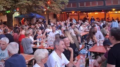Bild: ise
Die Stimmung im Garten an der Jakobsklause war bestens beim Weinfest der Kolpingsfamilie Schirmitz. Über 400 Gäste zählte der Verein.