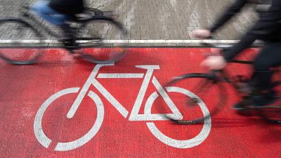 Symbolbild: Friso Gentsch/dpa
Ein Geisterradler hat auf der Nibelungenbrücke in Regensburg einen schweren Unfall verursacht. Eine Radfahrerin wurde schwer verletzt.