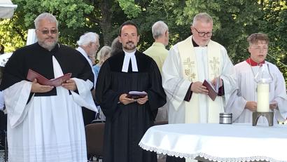 Bild: mma
Am Altar auf dem Mariahilfberg in Amberg standen Carsten Jakimovicz, Stefan Fischer, Pater Kolanowski und ein Ministrant.