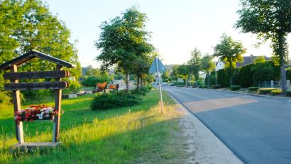 Bild: do
Nach Abschluss der Tiefbauarbeiten zur Erneuerung von Wasser- und Abwasserleitungen, wie zum Beispiel hier in der Eschenbacher Straße, beschließt der Marktgemeinderat die Umlegung der Kosten in Form von Verbesserungsbeiträgen